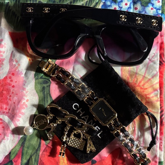 CHANEL Black and Gold Sunglasses Cc separately - Picture 1 of 4